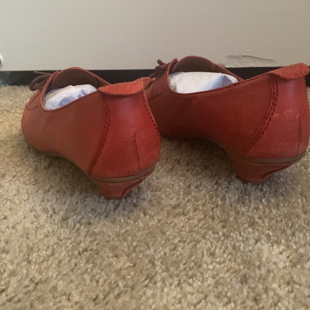 Red kitten heels - Picture 2 of 3